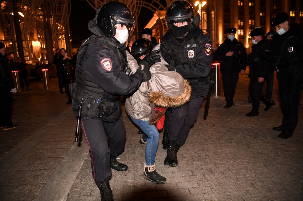 Des policiers arrêtant une personne lors d'une manifestation contre l'invasion de l'Ukraine par la Russie dans le centre de Moscou. (AFP).