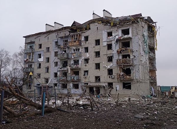 Ukraine: 33 morts dans une frappe russe, accord sur des couloirs humanitaires