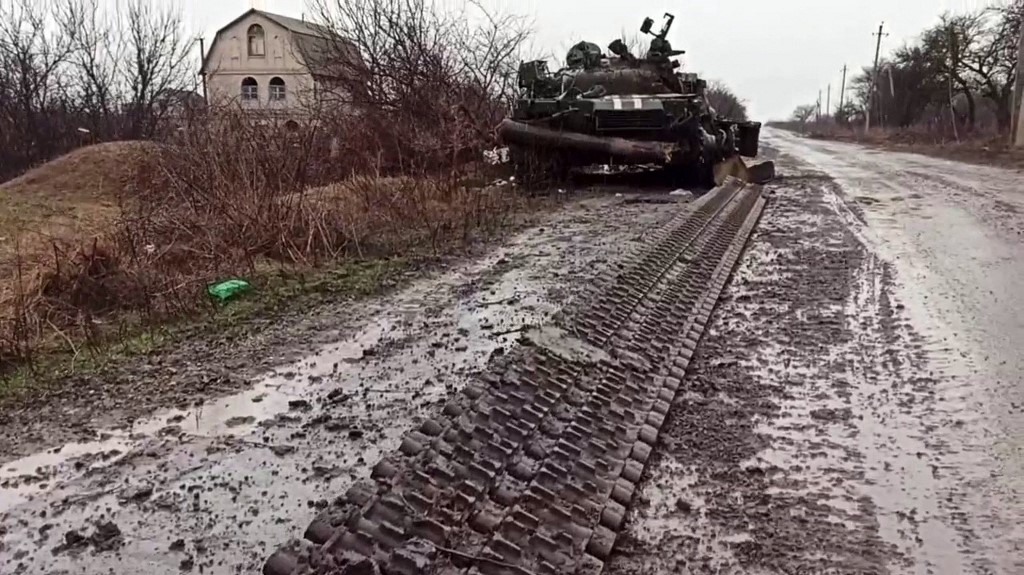 Capture d'écran tirée d'une vidéo publiée par le ministère russe de la Défense, montrant un char de l'armée ukrainienne détruit dans la localité de Gnutovo, près de Mariupol, Ukraine. (AFP).