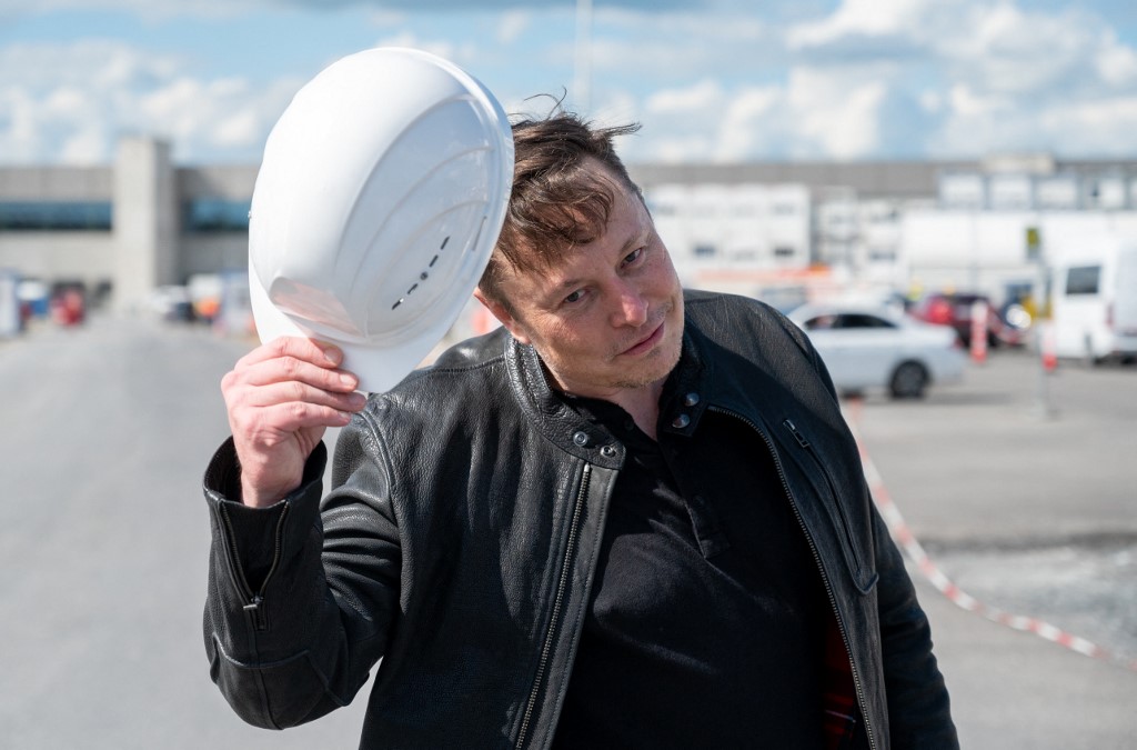 Le PDG de Tesla, Elon Musk, posant pour une photo sur le site de construction de la nouvelle usine, en Allemagne. (AFP).