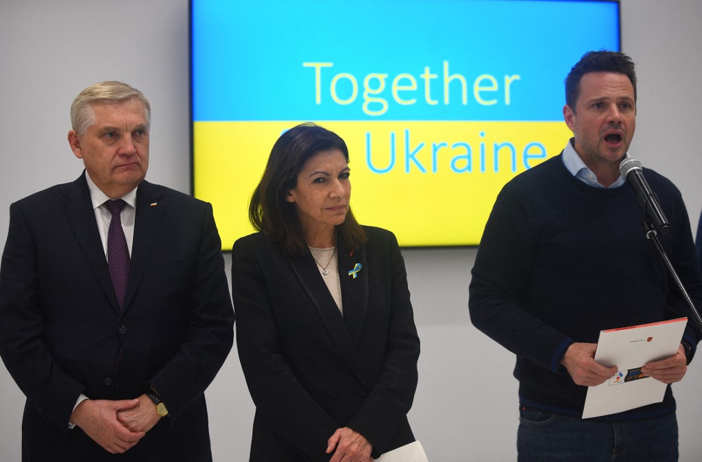 La maire de Paris Anne Hidalgo avec les maires de Bialystok et de Varsovie lors d'une réunion des maires des capitales européennes pour exprimer leur soutien à l'Ukraine, Varsovie, Pologne. (AFP).