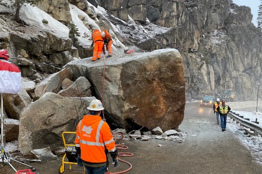 Un énorme rocher bloquant une autoroute californienne pulvérisé à coups d'explosifs