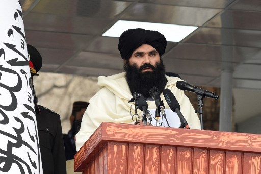 Le ministre taliban de l'Intérieur, Sirajuddin Haqqani, s'adresse aux nouvelles recrues de la police afghane lors d'une cérémonie de remise des diplômes à l'académie de police de Kaboul le 5 mars 2022. (Wakil Kohsar/AFP)