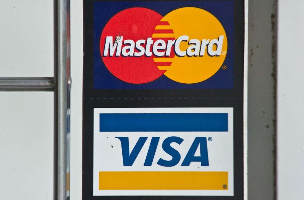 Visa et Mastercard suspendent leurs opérations en Russie