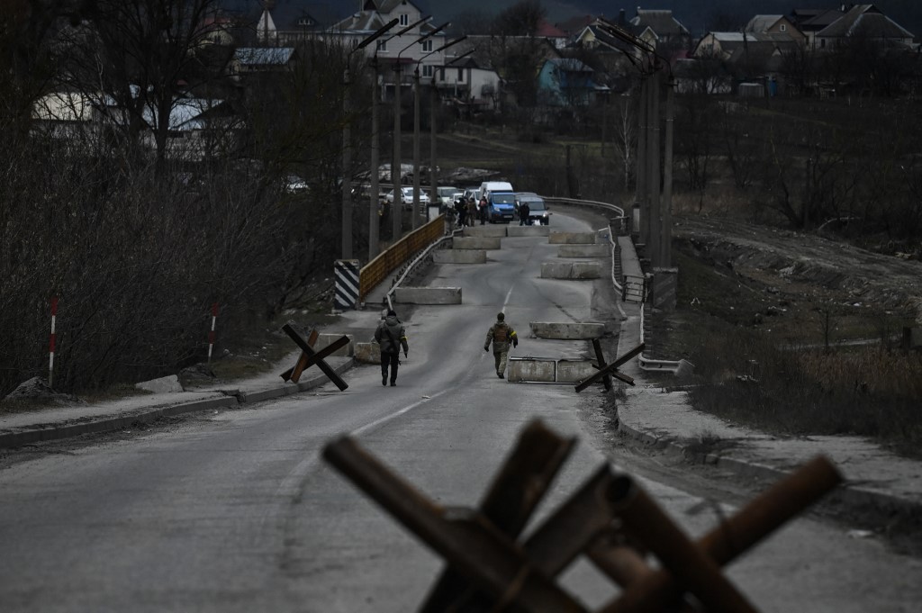 Les Ukrainiens accusent les Russes d'avoir tué 7 civils dont un enfant