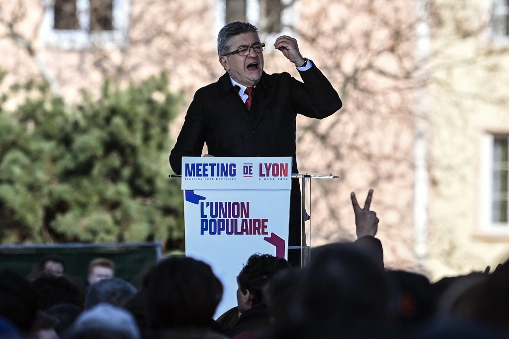 Le candidat de La France Insoumise (LFI) à l'élection présidentielle de 2022, Jean-Luc Melenchon, prononce un discours lors d'un meeting de campagne à Lyon le 6 mars 2022. (AFP)