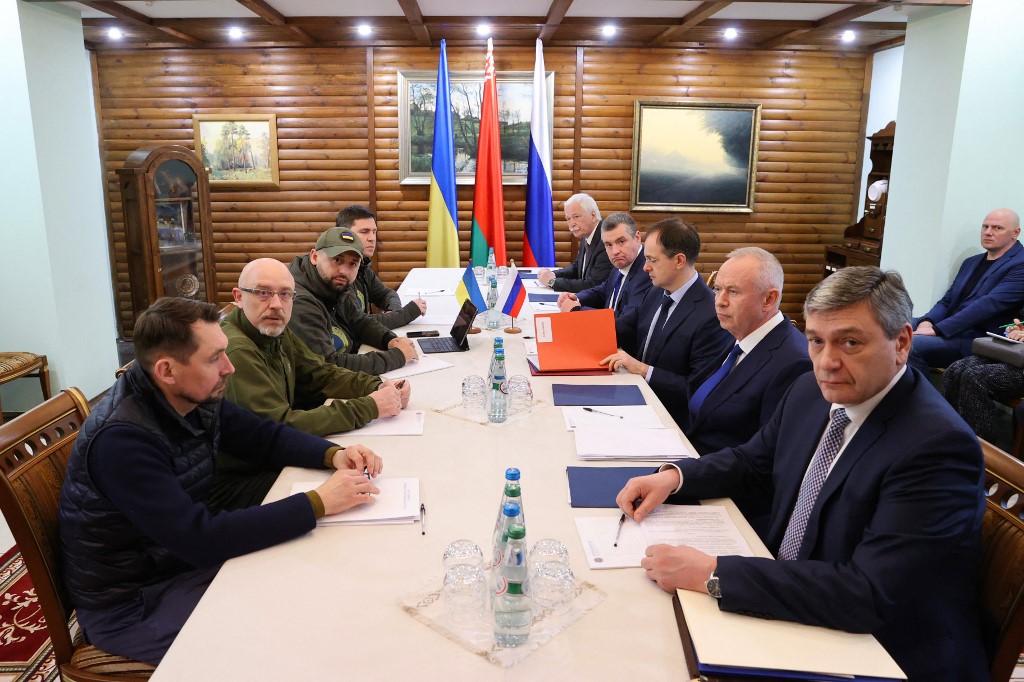 Reprise des pourparlers Russie-Ukraine, la guerre touche l'Ouest ukrainien