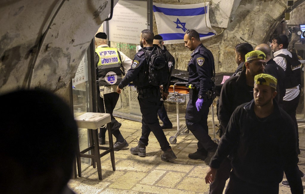 Le corps d'un assaillant palestinien évacué par l'équipe d'intervention d'urgence israélienne ZAKA après une attaque au couteau dans la vieille ville de Jérusalem, le 7 mars 2022. (AFP).