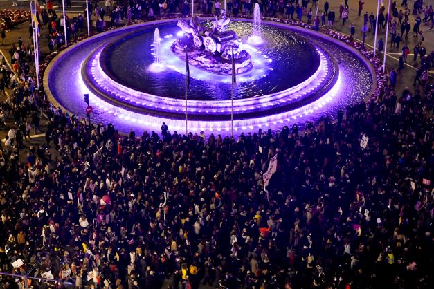 Les femmes manifestent pour leurs droits, le regard tourné vers l'Ukraine