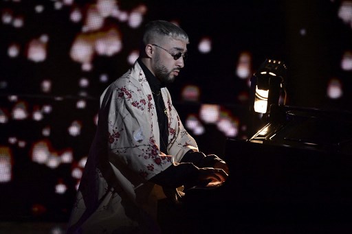 Le pianiste français Sofiane Pamart se produit à Paris le 8 mars 2022, lors du live TV «Unis pour l'Ukraine» (Julien De Rosa/AFP)