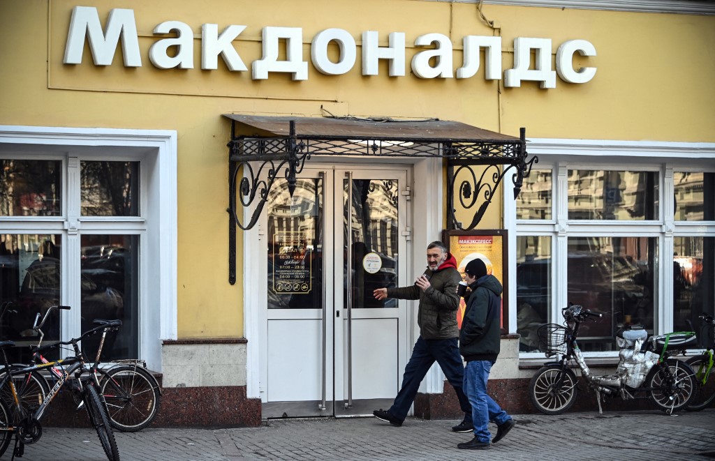 Des personnes entrent dans un restaurant McDonald's à Moscou le 9 mars 2022. (AFP)