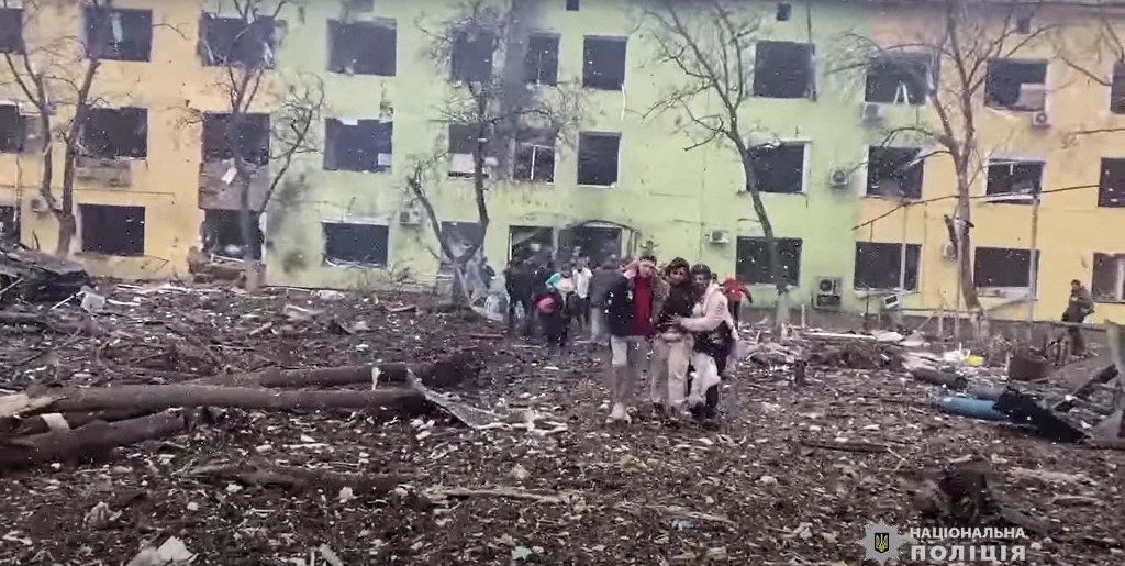 Des personnes sortent du bâtiment ravagé d'un hôpital pour enfants après une frappe aérienne russe dans la ville de Mariupol, au sud-est de l'Ukraine. (AFP).