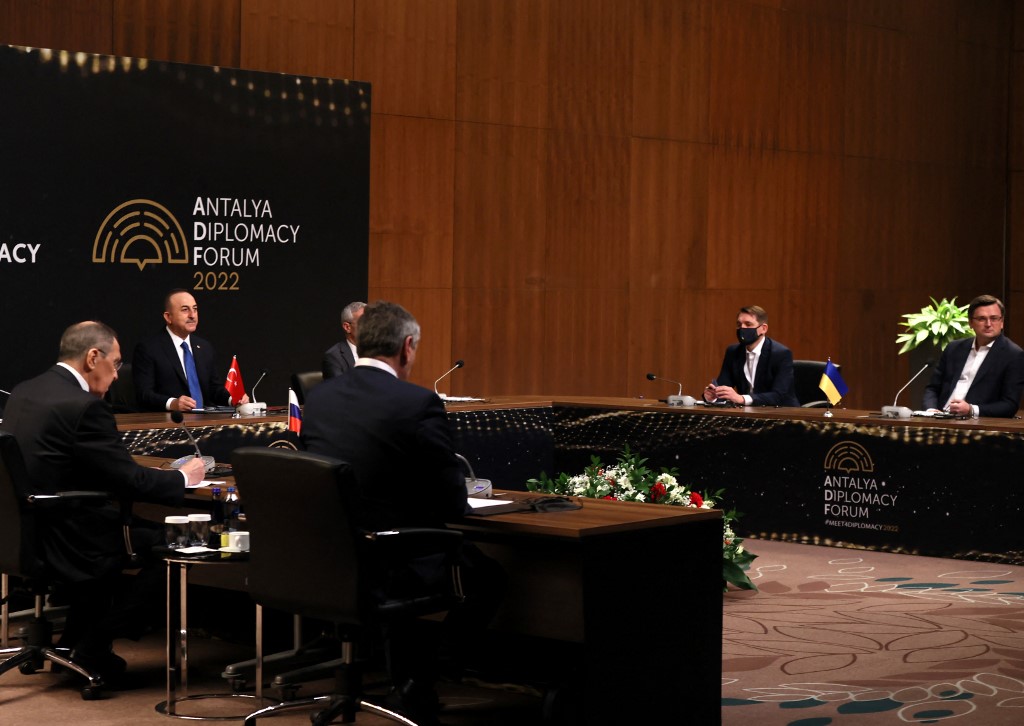 Le ministre turc des Affaires étrangères Mevlut Cavusoglu, le ministre russe des Affaires étrangères Sergei Lavrov (G) et le ministre ukrainien des Affaires étrangères Dmytro Kuleba (D) participant à la réunion tripartite des ministres des Affaires étrangères Russie-Turquie-Ukraine à Antalya. (AFP).