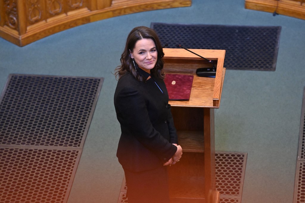 La présidente hongroise nouvellement élue Katalin Novak sourit après avoir prêté serment au Parlement à Budapest. (AFP).