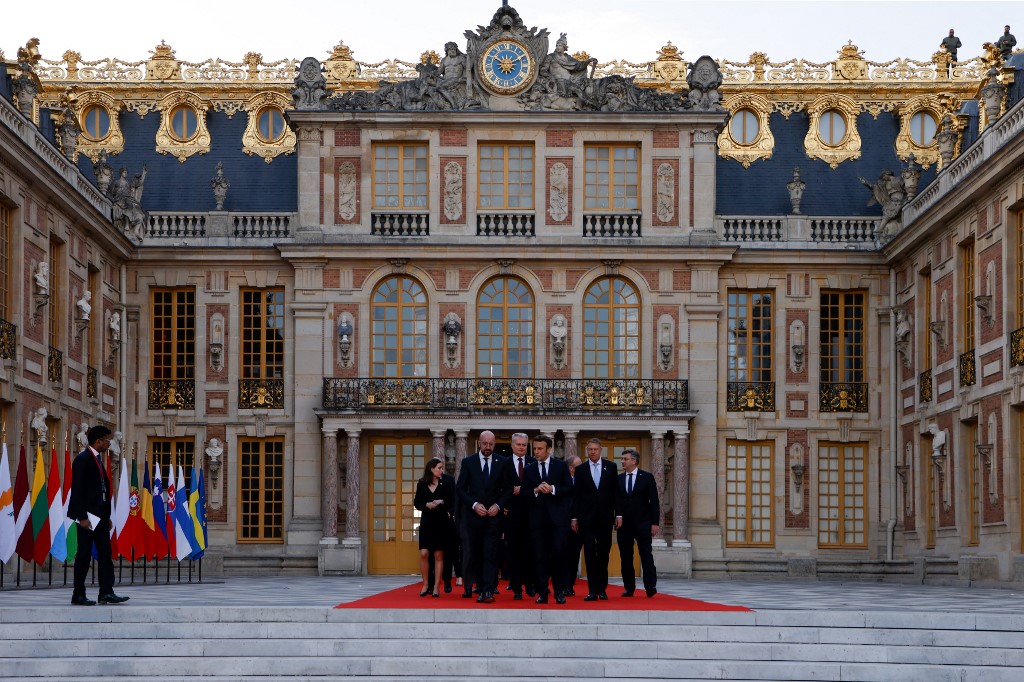 Un sommet européen entre le faste de Versailles et l'horreur de la guerre