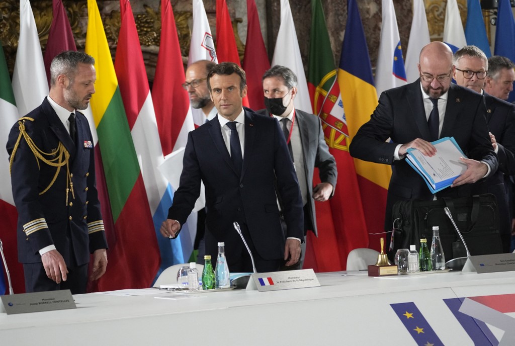 L'UE en sommet à Versailles exclut une adhésion rapide de l'Ukraine