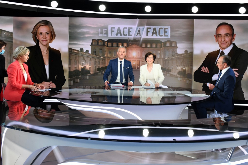 Valérie Pécresse (gauche), présidente de la région Ile-de-France et candidate du parti de droite "Les Républicains" (LR) à l'élection présidentielle de 2022, et Eric Zemmour (droite), leader du parti d'extrême droite Reconquête! (AFP)