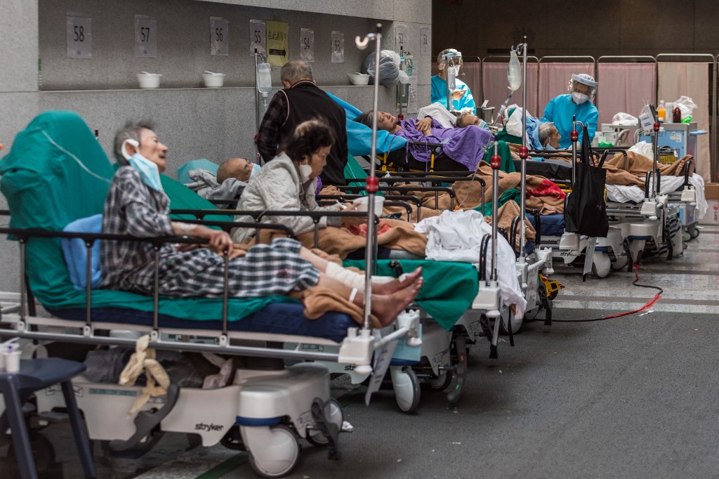 Des agents de santé traitent des patients dans une zone d'attente à côté du service des accidents et des urgences de l'hôpital Princess Margaret à Hong Kong. (AFP).