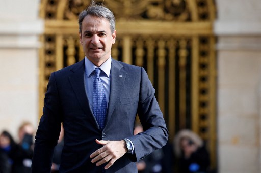 Le Premier ministre grec Kyriakos Mitsotakis arrive au château de Versailles, le 11 mars 2022, pour le sommet des dirigeants européen,s afin de discuter des retombées de l'invasion russe en Ukraine. (Ludovic Marin/AFP)