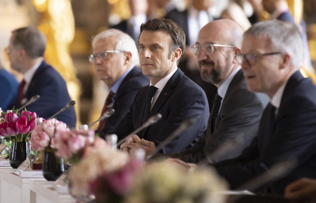 Le président français Emmanuel Macron accompagné du président du Conseil européen Charles Michel (C,D) et du haut représentant de l'Union européenne pour les affaires étrangères et la politique de sécurité Josep Borrell (C,G) et les chefs d'État de l'UE assistent au sommet des dirigeants de l'UE au Palais de Versailles, près de Paris, le 11 mars 2022. (AFP)