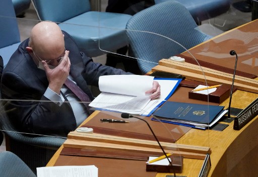 L'ambassadeur de Russie auprès de l'ONU Vassily Nebenzia attend une réunion d'urgence du Conseil de sécurité de l'ONU, à New York le 11 mars 2022. (Timothy A. Clary/AFP)