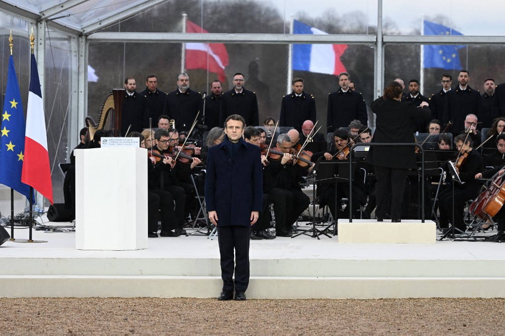 Le président français Emmanuel Macron assiste à une cérémonie de la Journée nationale et européenne en hommage aux victimes du terrorisme au domaine du Grand Trianon près du château de Versailles, au sud-ouest de Paris, le 11 mars 2022.(AFP)