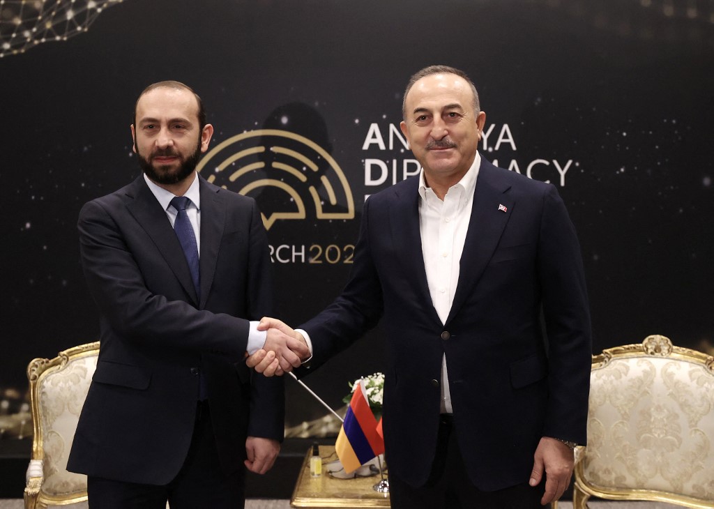 Le ministre turc des Affaires étrangères, Mavlut Cavusoglu (R à droite), serre la main du ministre arménien des Affaires étrangères, Ararat Mirzoyan (R), lors du Forum diplomatique d'Antalya (ADF) à Antalya, Turquie. (AFP).