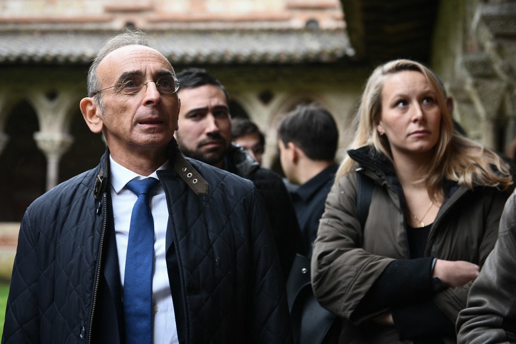 Le leader du parti d'extrême droite français Reconquete ! et candidat à l'élection présidentielle de 2022, Eric Zemmour (G), avec la politicienne d'extrême droite française Marion Marechal (D), à Moissac, dans le sud de la France. (AFP).