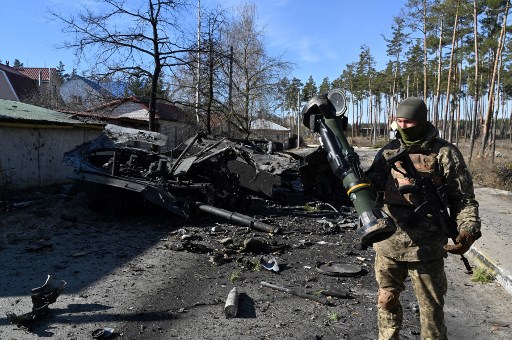 Ukraine: les forces russes encerclent Kiev et bloquent Marioupol