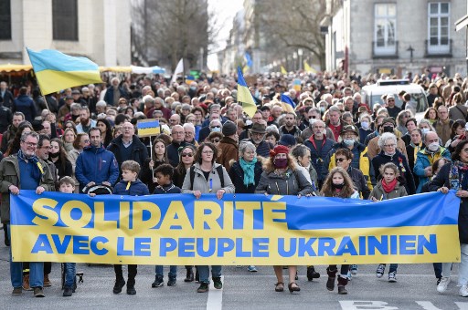 Des manifestants tiennent une pancarte indiquant «Solidarité avec le peuple ukrainien» lors d'une manifestation de soutien à Nantes, le 12 mars 2022, au 17e jour de l'invasion russe de l'Ukraine. Sébastien Salom-Gomis/AFP)