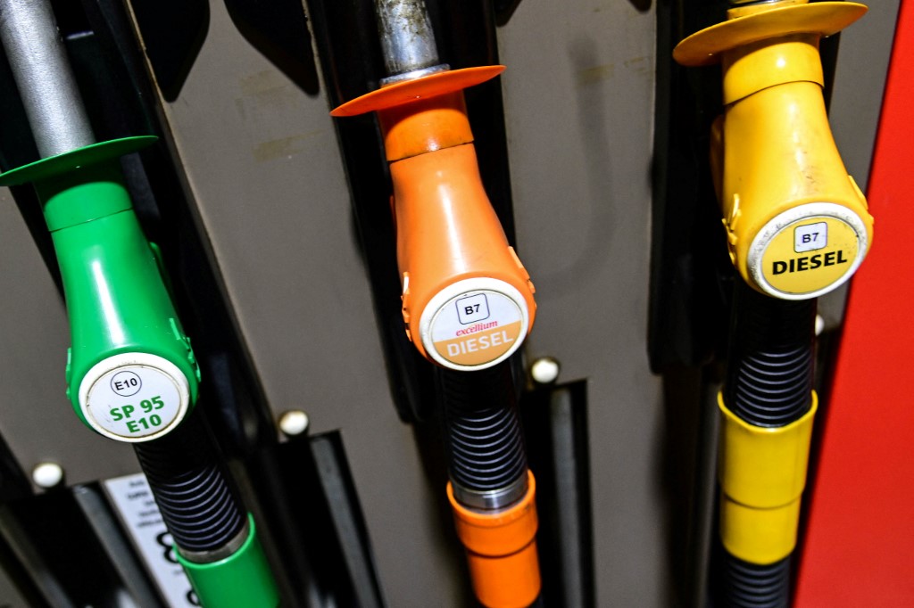 Le gouvernement financera une remise de 15 centimes par litre de carburant