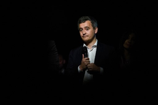 Le ministre français de l'Intérieur Gérald Darmanin s'exprime sur scène lors d'un rassemblement de campagne présidentielle du parti libéral français au pouvoir La République en marche (LREM), à Marseille, le 12 mars 2022. (Clément Mahoudeau/AFP)