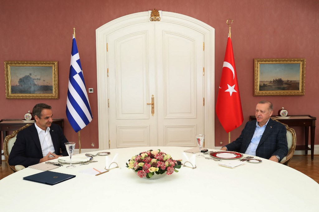 Le président turc Recep Tayyip Erdogan ( à droite) rencontre le premier ministre grec Kyriakos Mitsotakis ( à gauche) à Istanbul. (AFP).