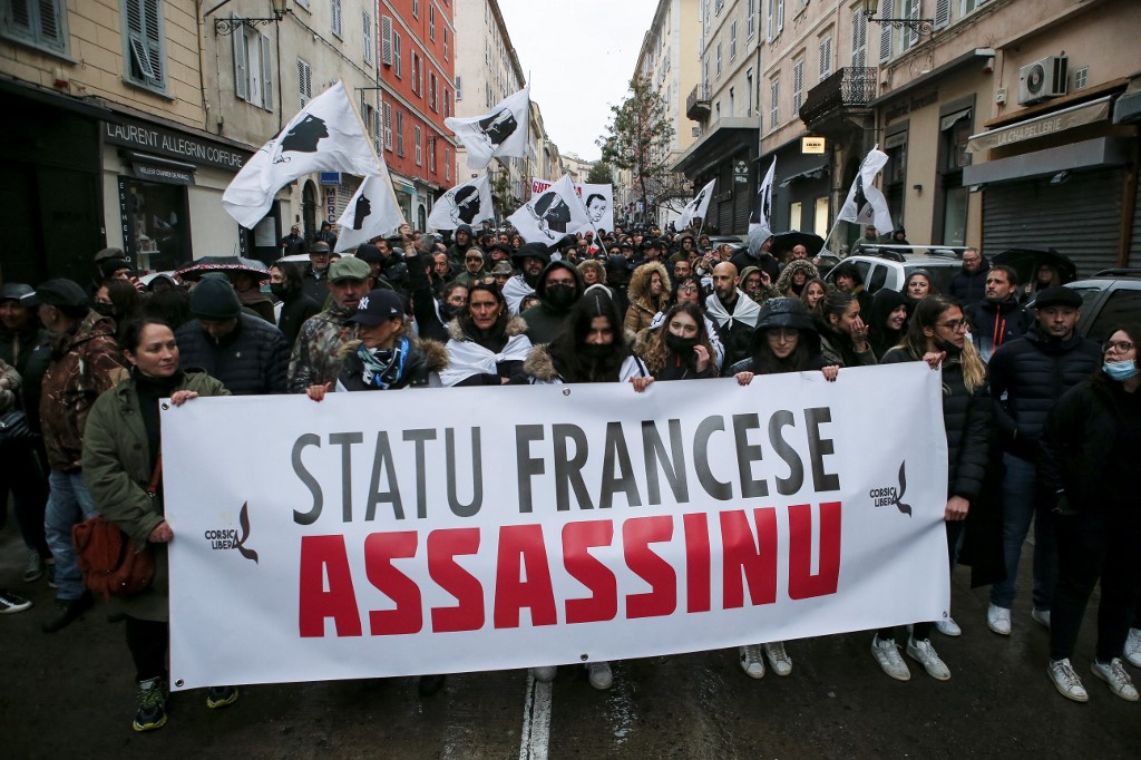 Des manifestants tiennent une banderole alors qu'ils participent à une manifestation une semaine après l'agression en prison d'Yvan Colonna, à Bastia, sur l'île méditerranéenne française de Corse. (AFP).