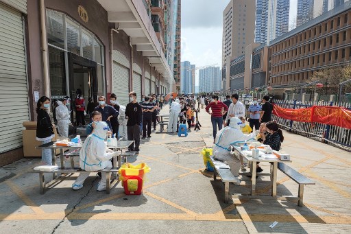 Des résidents font la queue pour subir des tests d'acide nucléique pour le coronavirus Covid-19 à Shenzhen, dans la province méridionale du Guangdong en Chine, le 14 mars 2022. (STR/AFP)