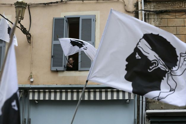 Présidentielle: Macron pris à partie sur la Corse