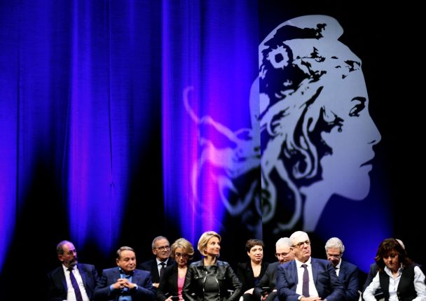 Présidentielle: les candidats parlent territoires, Macron accusé de fuir le débat