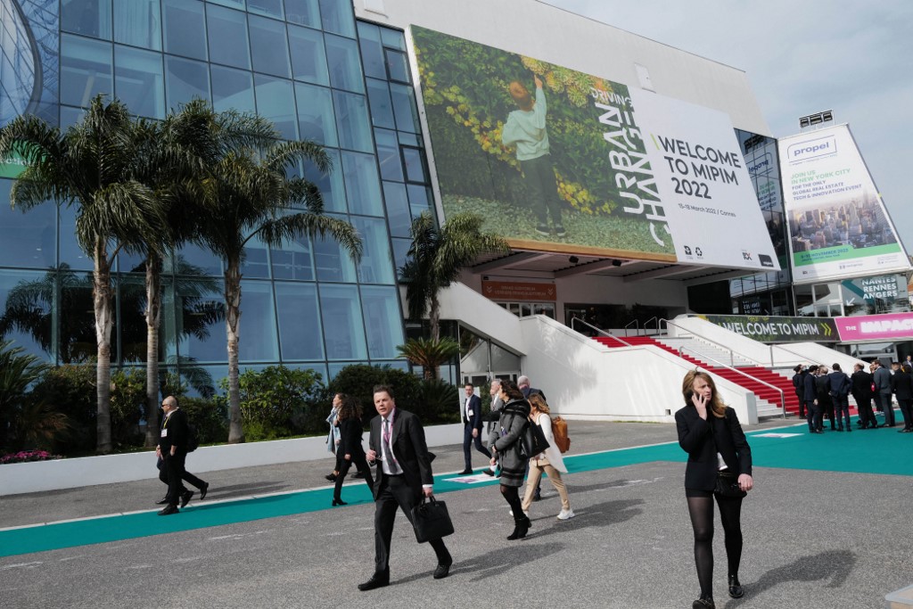 Des personnes visitent le salon international de l'immobilier pour les professionnels MIPIM au Palais des Festivals de Cannes, dans le sud-est de la France, le 15 mars 2022. (AFP).