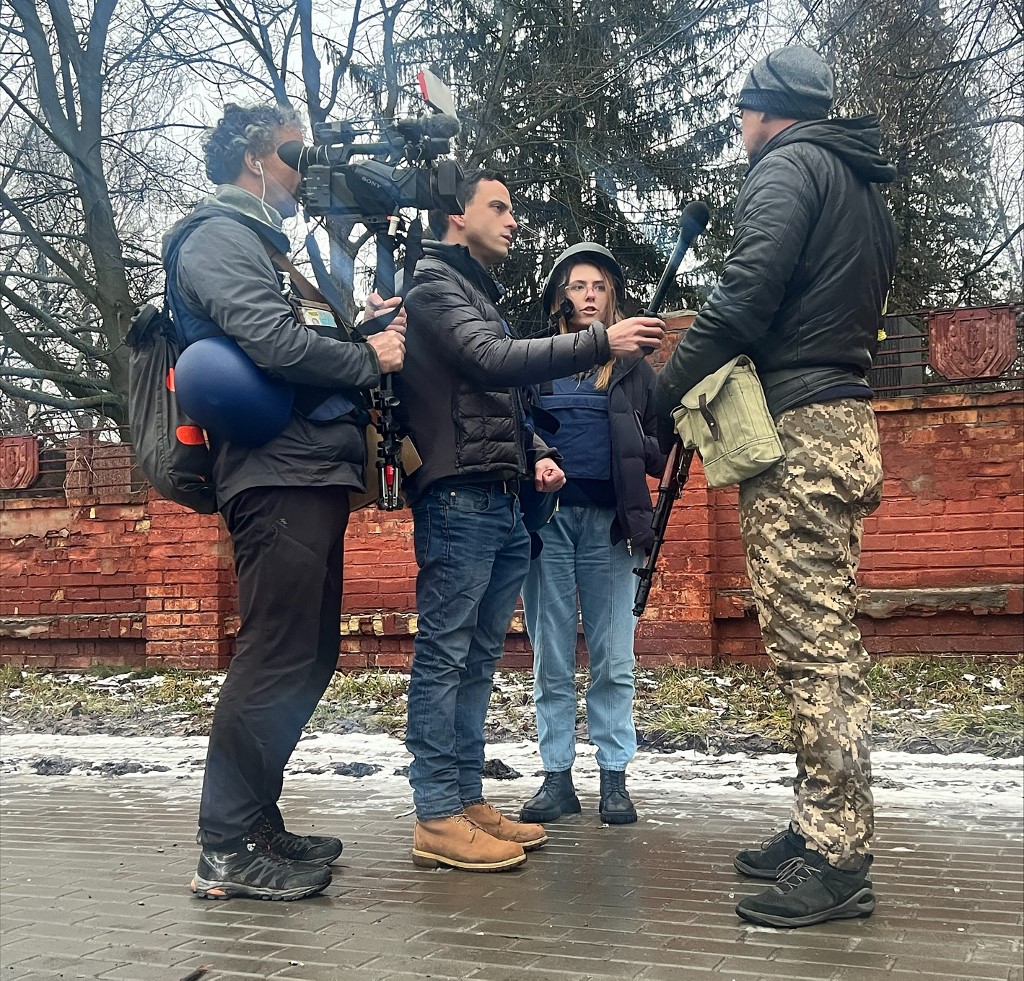 Cette image sans date, fournie par Fox News, montre (de gauche à droite) le caméraman Pierre Zakrzewski, le journaliste américain Trey Yingst et la journaliste ukrainienne Oleksandra "Sasha" Kuvshynova en reportage en Ukraine. (AFP).