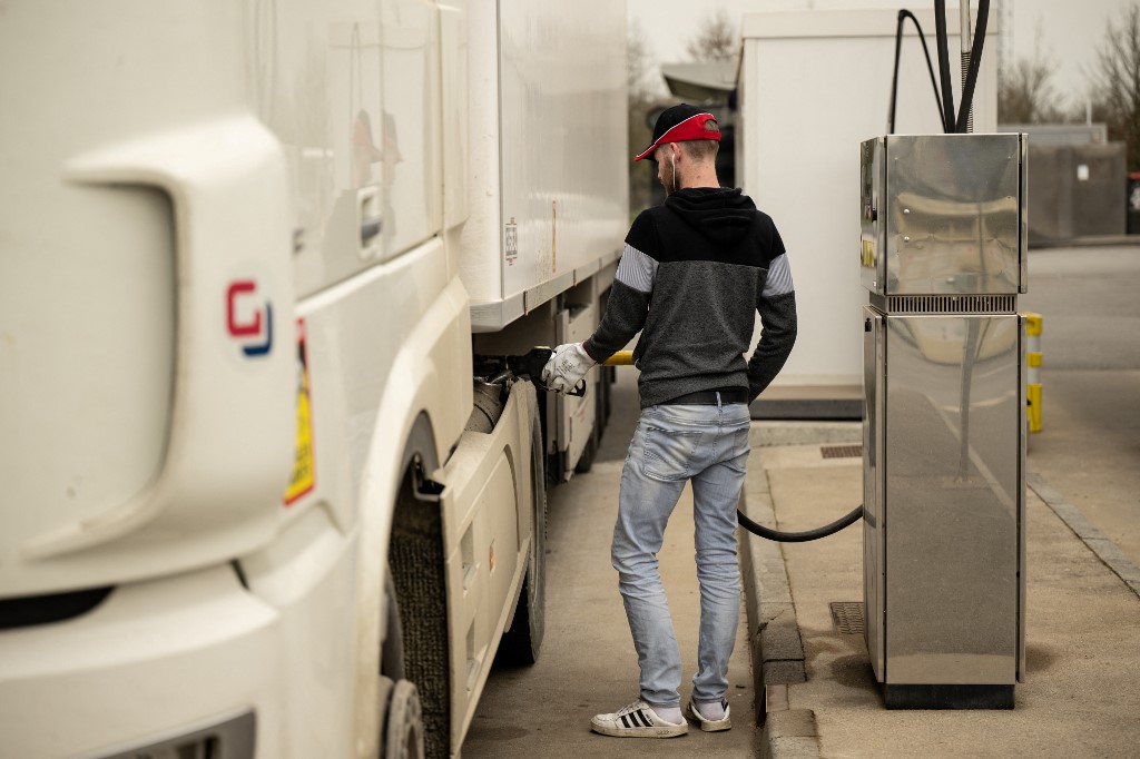Un homme remplit le réservoir de son camion dans une station-service, le 16 mars 2022 à Savenay, dans l'ouest de la France. (AFP).