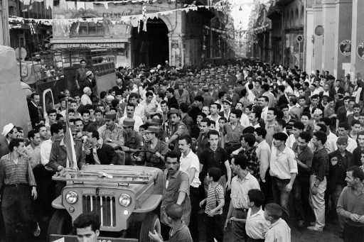 La foule entoure les soldats de l'Armée de libération nationale (ALN) algérienne de la Wilaya V (région d'Oran) arrivés à Alger durant l'été 1962, dans le cadre de l'intégration des Wilayas. Après plus de sept ans de guerre, l'Algérie proclame son indépendance le 05 juillet 1962. (AFP)