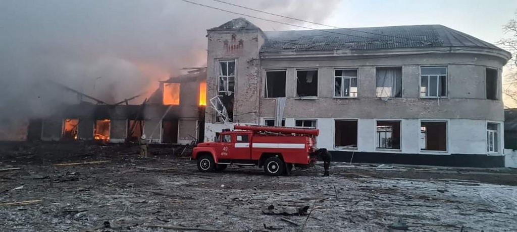 En photos: Les Ukrainiens enterrent leurs morts sous les bombes