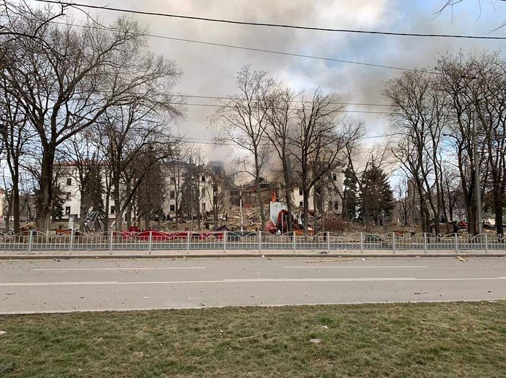 Ukraine: un théâtre à Marioupol bombardé, Zelensky devant le Bundestag