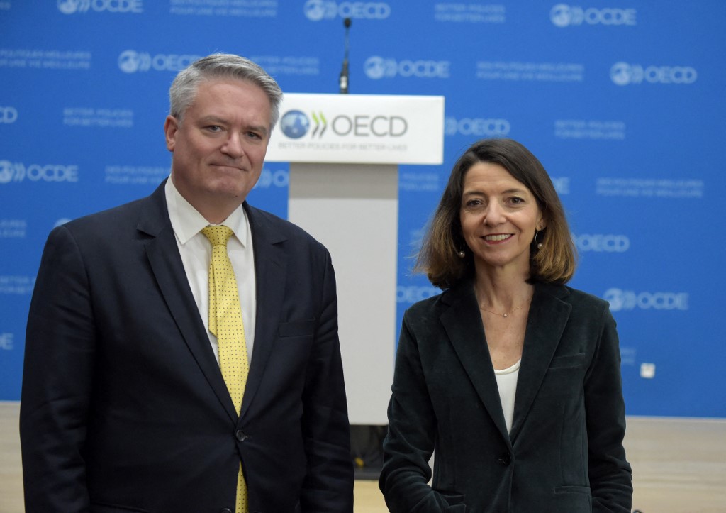 Le Secrétaire général de l'OCDE Mathias Cormann (à gauche) et l'économiste en chef de l'OCDE Laurence Boone posent avant de donner une conférence de presse sur les impacts et les implications politiques de la guerre en Ukraine au siège de l'OCDE à Paris. (AFP).