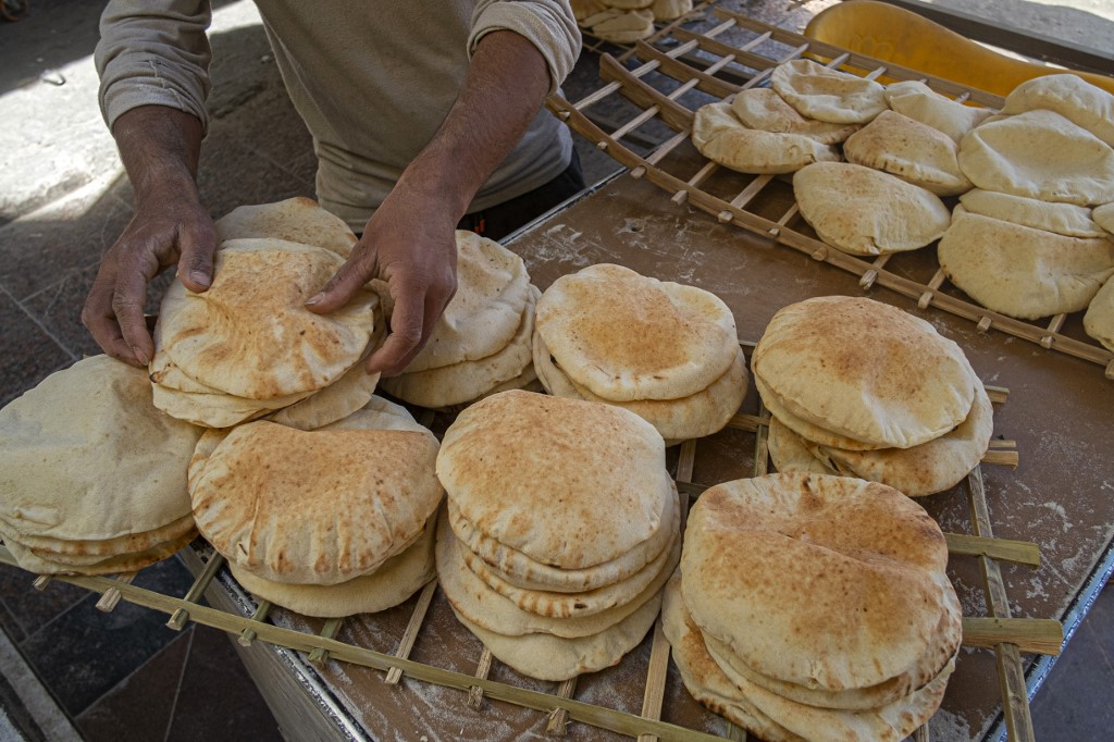 Des hommes égyptiens travaillent dans une boulangerie sur un marché du Caire, le 17 mars 2022. La flambée des prix du pain provoquée par l'invasion de l'Ukraine par la Russie a réduit le pouvoir d'achat des consommateurs en Égypte, l'un des principaux importateurs de blé des anciens États soviétiques. (AFP).