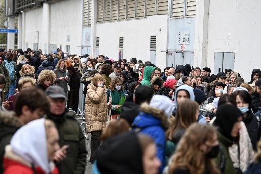 Les Ukrainiens font la queue devant le centre d'accueil des réfugiés à Paris le 17 mars 2022 alors que le nombre de réfugiés fuyant l'Ukraine depuis l'invasion de la Russie a augmenté de plus de 100 000 au cours des dernières 24 heures. (Alain Jocard/AFP)