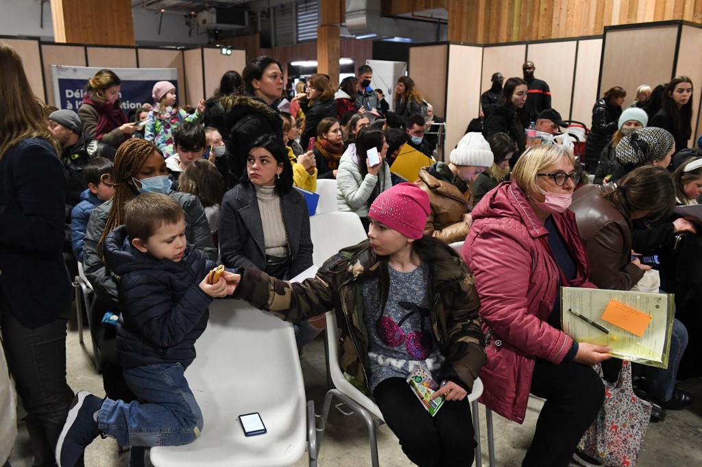 Des Ukrainiens attendent d'être enregistrés par l'administration française de l'immigration dans un centre d'accueil pour réfugiés à Paris, le 17 mars 2022. (AFP).