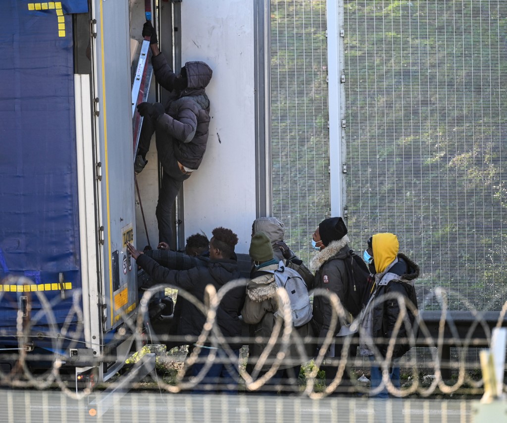 A Calais, un palmarès satirique des pires dispositifs anti-migrants