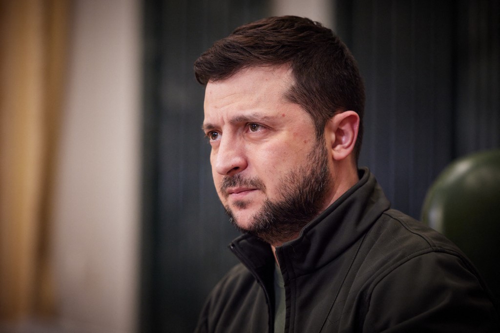 Le bureau de presse de la présidence ukrainienne, le président ukrainien Volodymyr Zelensky prononce un discours vidéo à Kiev. (AFP).