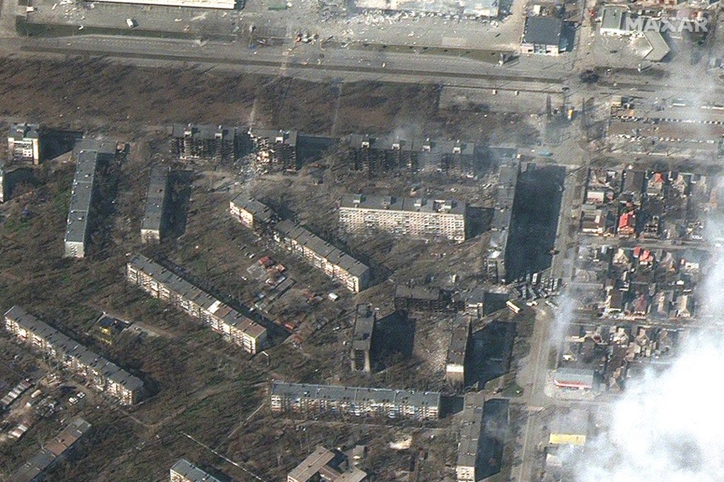 Cette photo prise et publiée par l'image satellite Maxar le 18 mars 2022 montre des immeubles d'habitation et des magasins en feu et fortement endommagés à Mariupol, dans le sud-est de l'Ukraine. (AFP).